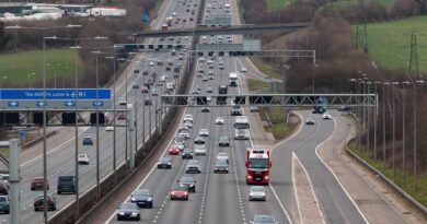 Travel news live: Christmas getaway weekend delays after M25 crash and 80mph wind weather warnings in place